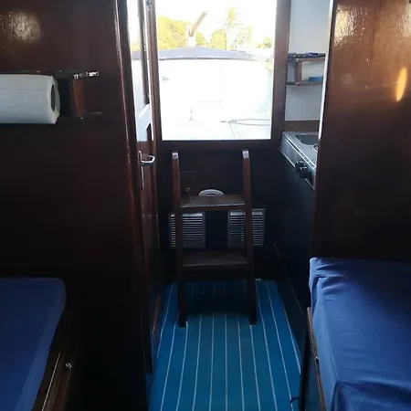 Botel La Perla Nera Ormeggiata San Vito Lo Capo
